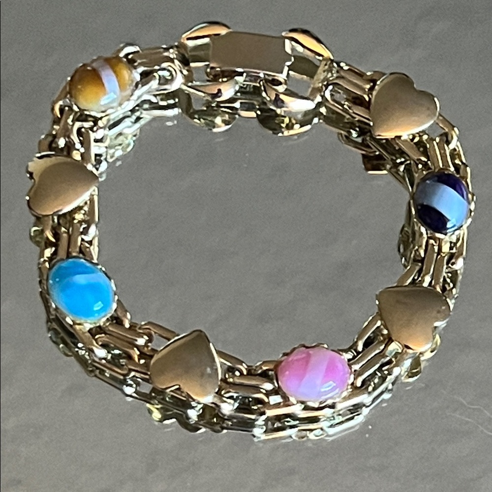 CELEBRITY NY Goldtone Heart and Glass Cabachon Bracelet